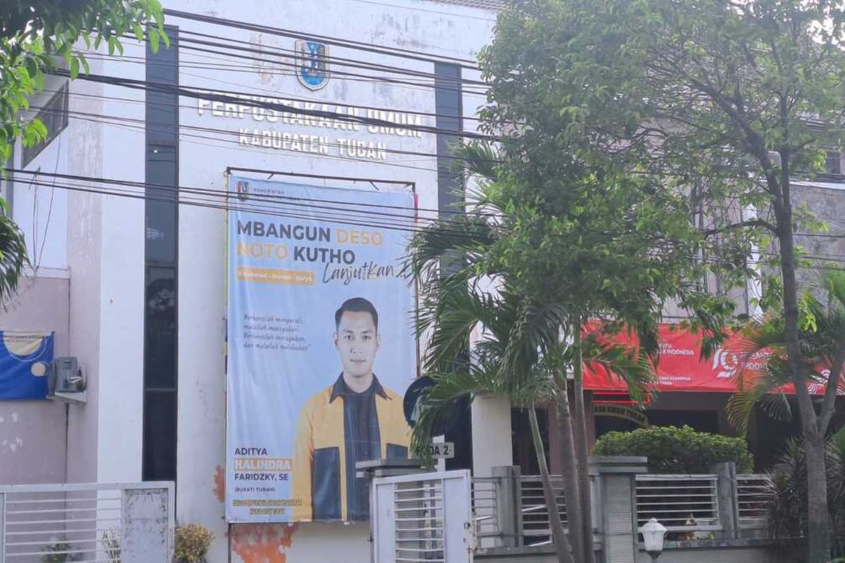 Salah satu baliho Calon Bupati Tuban, Aditya Halindra Faridzky yang memakai logo Pemkab Tuban, masih terpasang di Kantor Perpustakaan Daerah Kabupaten Tuban, Jawa Timur, Jumat (27/9/2024)