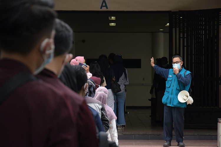 Antrean tenaga kesehatan peserta penerima vaksin Covid-19 di Gedung Sasana Budaya Ganesha (Sabuga), Kota Bandung, Jawa Barat, Rabu (3/2/2021). Sebanyak 3.000 tenaga kesehatan dari berbagai rumah sakit ikut berpartisipasi dalam vaksinasi massal tersebut.