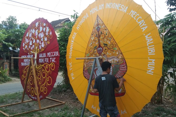 Payung raksasa yang menjadi dekorasi peringatan Waisak 2568 BE/2024 di Candi Borobudur, Jumat (17/5/2024). Payung hias ini diproduksi karang taruna Dusun Ngaran II, Borobudur, Magelang.