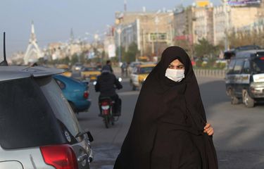 Seorang perempuan Afghanistan mengenakan masker setelah kasus virus corona pertama terdeteksi di dekat perbatasan Iran; di Herat, Afghanistan, 25 Februari 2020. EPA-EFE/JALIL REZAYEE