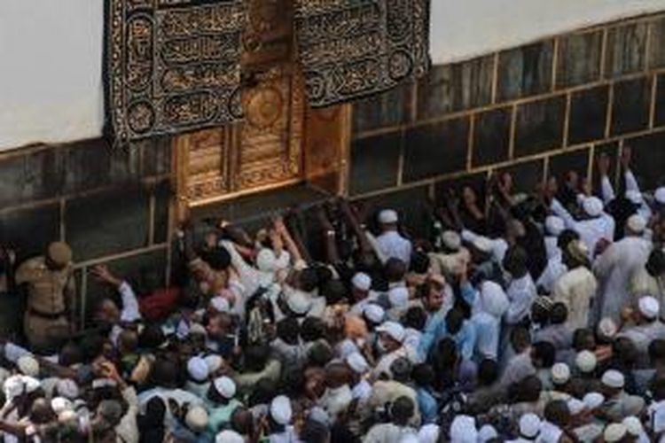 Umat Islam berdoa di Kakbah saat melakukan tawaf atau berjalan mengelilingi Kakbah di Masjidil Haram, kota suci Mekah, Saudi Arabia, 2o September 2015. Tawaf dilakukan sebagai bagian dari rangkaian ibadah haji.