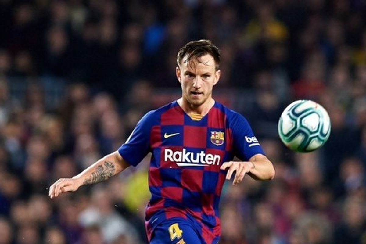 Ivan Rakitic dari FC Barcelona memainkan bola saat pertandingan Liga antara FC Barcelona dan Real Madrid CF di Camp Nou pada 18 Desember 2019 di Barcelona, Spanyol