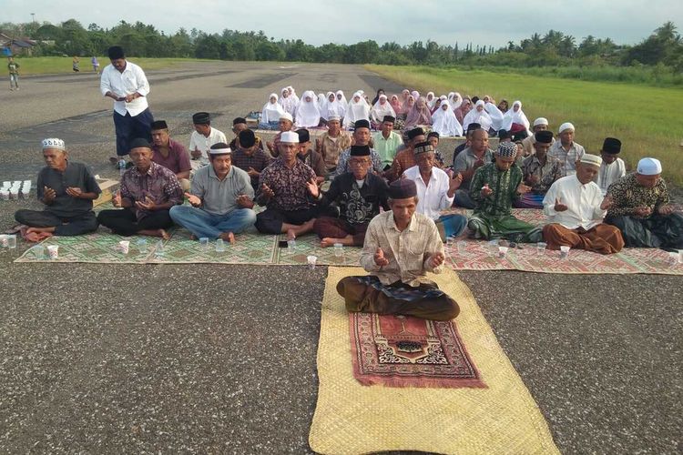 Puluhan masyarakat di Desa Ampeh, Kecamatan Tanah Luas, Aceh Utara, Provinsi Aceh mulai berdatangan ke landasan pacu milik PT Pema Global Energi (PT PGE), Sabtu (14/1/2023).