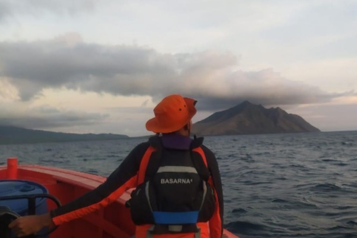 Foto: Tim rescue Kantor SAR Maumere sedang berupaya mencari korban yang hilang perairan Tanjung Suba Lewoleba Lembata, Rabu (12/10/2022).