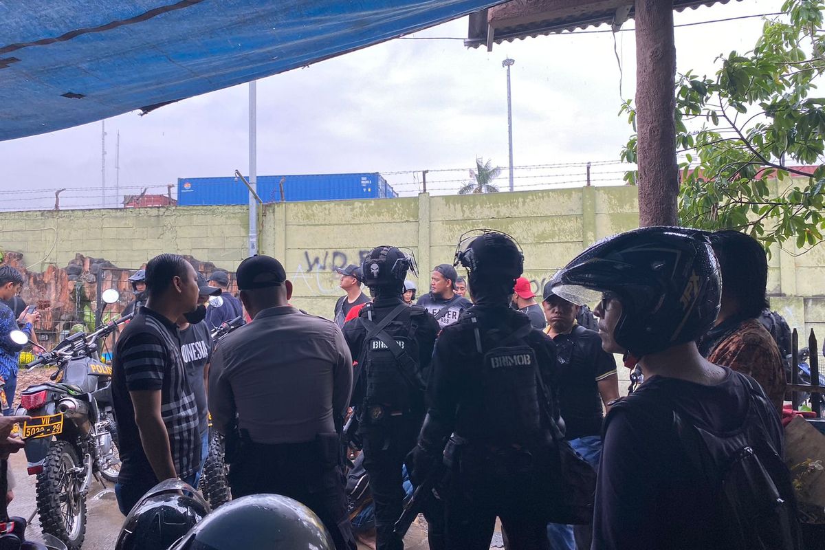 Polisi menggerebek Kampung Bahari, Tanjung Priok, Jakarta Utara pada Jumat (9/12/2022). Merela mengamankan 12 orang beserta barang bukti berupa sabu seberat 13,74 gram.  