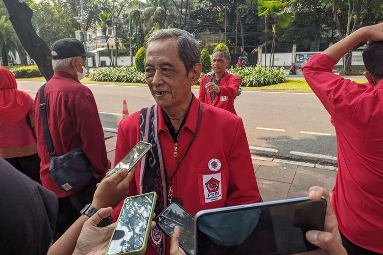 Ketua Bidang Organisasi PDRI Sudarsono usai memberikan berkas pendaftaran partai calon peserta Pemilihan Umum (Pemilu) 2024 di Kantor KPU RI, Sabtu (6/8/2022).