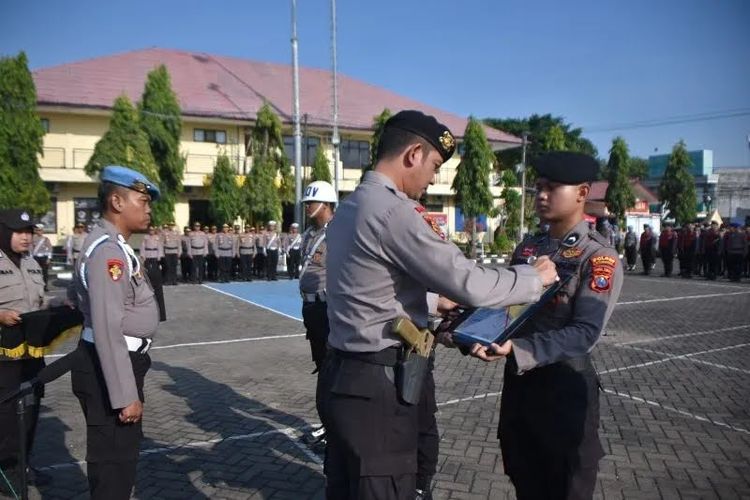 Foto: Dua anggota Polres Situbondo Polda Jatim dilakukan pemberhentian tidak dengan hornat (PTDH) setelah melakukan pelanggaran etik yakni penggunaan narkoba dan perselingkuhan. 