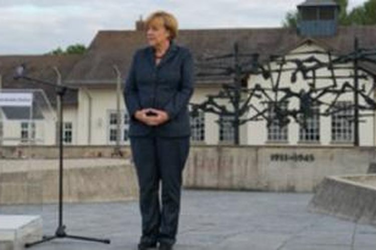 Merkel melakukan kunjungan disela-sela masa kampanye pemilihannya. 