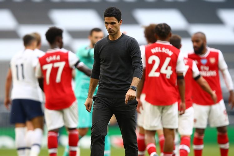 Mikel Arteta  berjalan usai kekalahan The Gunners pada laga Tottenham vs Arsenal di Tottenham Hotspur Stadium, London, Minggu (12/7/2020).