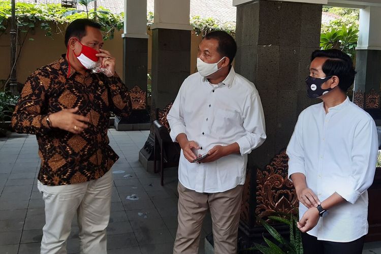 Ketua DPC Partai Gerindra Solo, Ardianto Kuswinarno dan paslon Gibran-Teguh di kantor DPRD Solo sebelum berangkat ke kantor DPD Gerindra Jateng, Senin (3/8/2020).