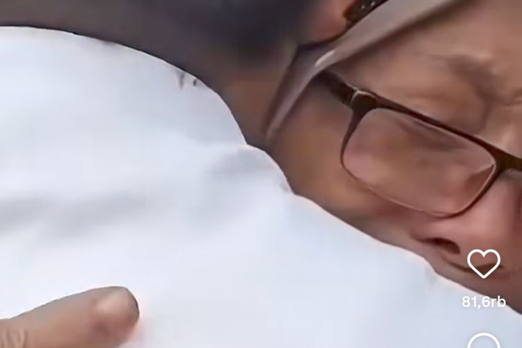 Momen haru pertemuan Gubernur Jawa Barat Dedi Mulyadi dengan saudaranya Teh Dedeh yang menjadi korban bencana alam di Aceh Tamiang.