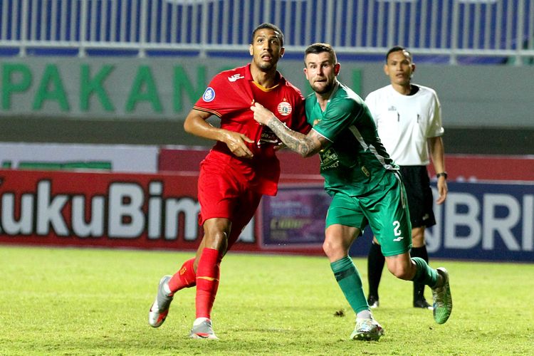 Pemain PS Sleman Aaron Evans menjaga ketat pemain Persija Jakarta Yann Motta saat pertandingan pekan 1 Liga 1 2021-2022 yang berakhir dengan skor 1-1 di Stadion Pakansari Bogor, Minggu (5/9/2021) malam.