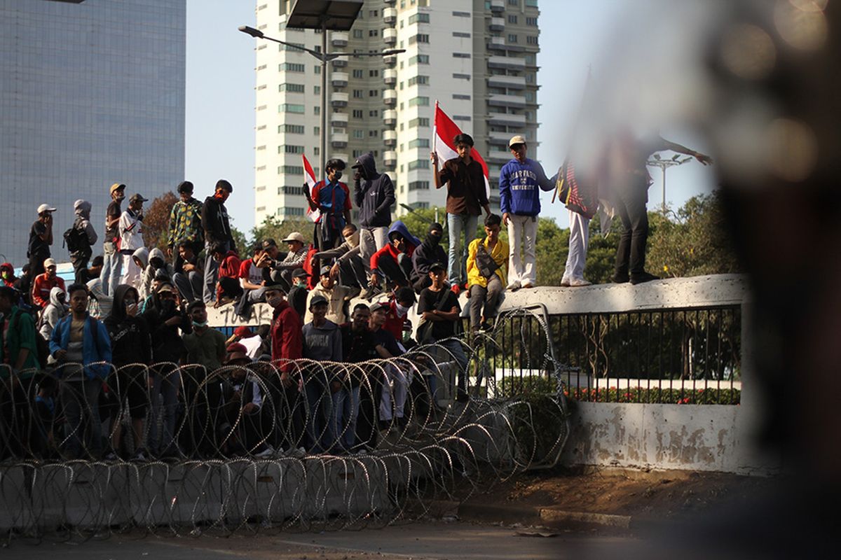 Massa yang terdiri dari pelajar dan mahasiswa kembali turun ke jalan melakukan aksi tolak UU KPK dan sejumlah RUU yang dinilai kontroversia, di kawasan simpang susun Semanggi, Senayan, Jakarta Pusat, Senin (30/9/2019).