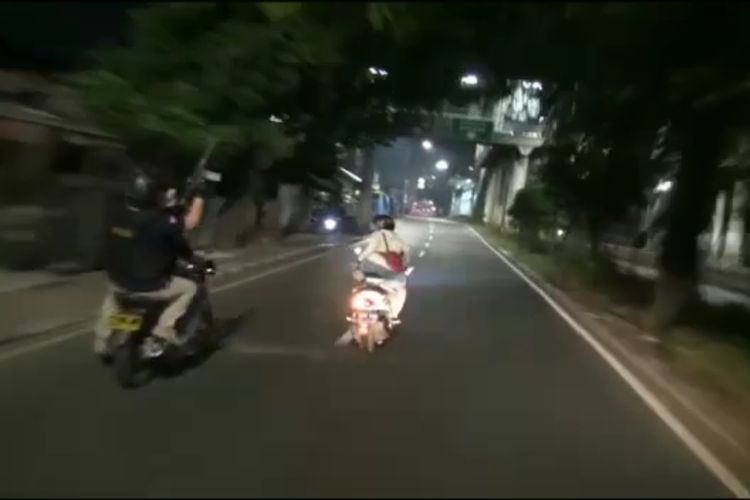 Tangkapan layar video Polisi melakukan pengejaran dua penodong pejalan kaki di Cakung, Jakarta Timur, Minggu (19/4/2020).
