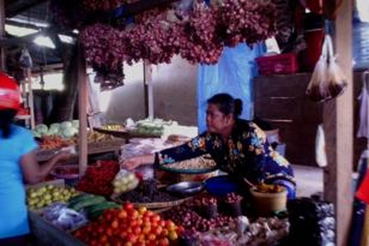 Transaksi antara penjual sembako dan masyarakat di pasar sentral Kolaka.