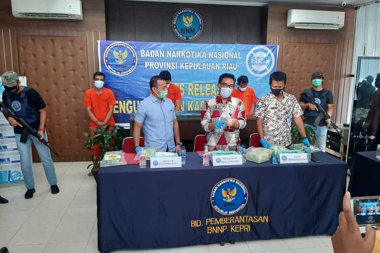 Badan Narkotika Nasional Provinsi (BNNP) Kepulauan Riau (Kepri) brhasil membongkar dan menggagalkan pengiriman narkotika golongan 1 jenis sabu yang merupakan jaringan Internasional asal Malaysia di Batam, Kepri, Rabu (11/11/2020). Dari penggalan ini, BNNP Kepri berhasil menyita 33 Kg sabu asal Malaysia dari tiga tersangka, yakni inial S (49), inisial I (34) dan inisial A (39).