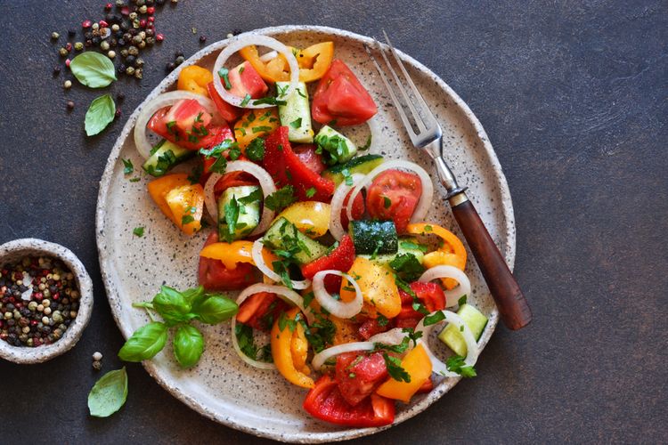 Iilustrasi salad timun dan tomat. 