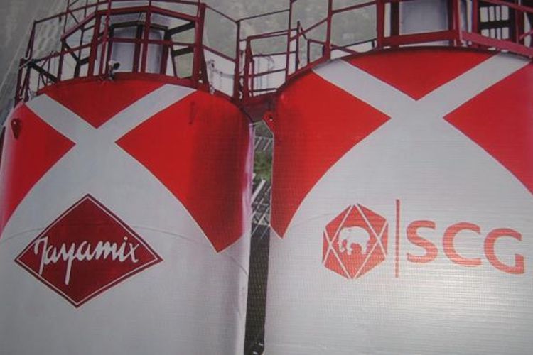 SCG Readymix Indonesia menyediakan beton siap pakai (readymix concrete). Sejak 2012, SCG mengambil alih kepemilikan dari PT Jaya Readymix. Dengan 52 unit batching plant di seluruh Indonesia,  SCG Readymix Indonesia memiliki kapasitas produksi 5,5 juta meter kubik per tahun. Foto diambil pada 31 Agustus 2016.
