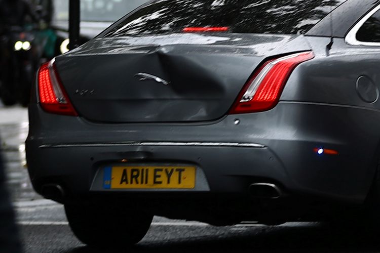 Mobil sedan Jaguar yang membawa PM Inggris Boris Johnson terlihat penyok di bagian belakang, usai terlibat kecelakaan beruntun akibat menghindari demonstran di jalan. Kecelakaan ini terjadi pada Rabu (17/6/2020).