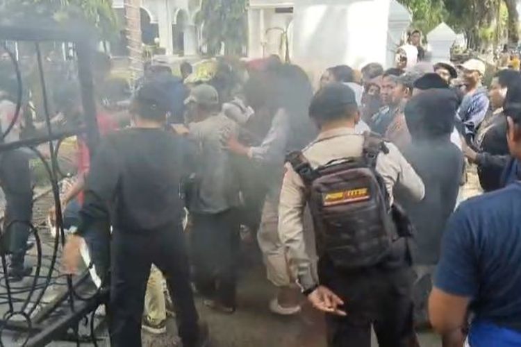 Demo Tolak Pembangunan Kawasan Industri, Massa Robohkan Pagar Kantor Bupati Takalar