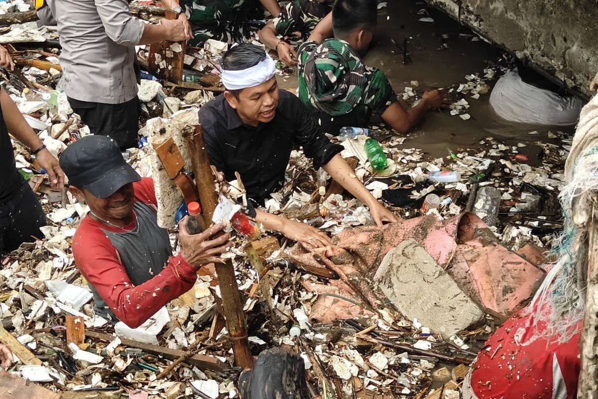 Turun ke Sungai Cipalabuhan, Dedi Mulyadi: Kalau Bukan Kita Siapa Lagi?