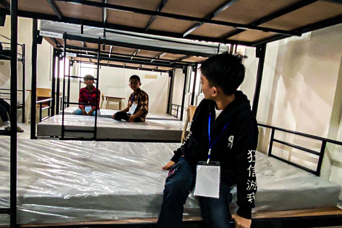 Sejumlah calon siswa Rakyat Menengah Pertama (SRMP) 08 Kota Cimahi tengah menjajal ranjang baru di asrama yang akan mereka tempati, Sabtu (12/7/2025).