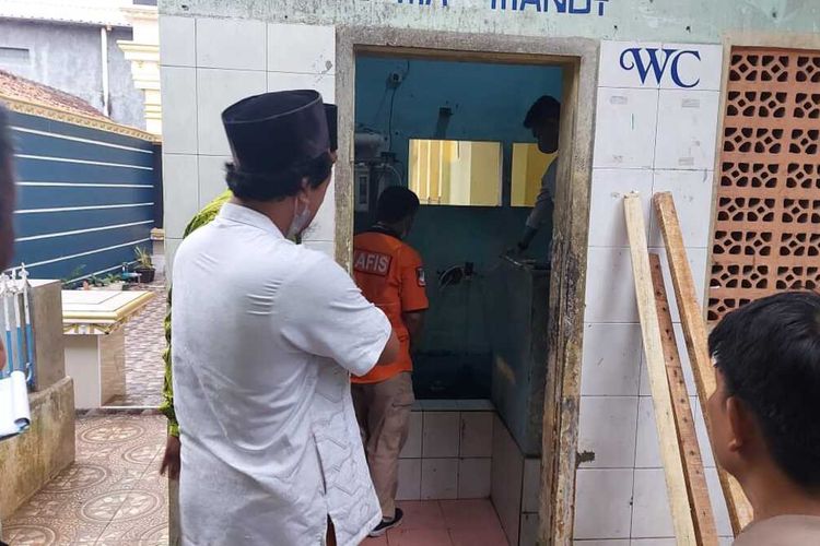 Tim Inafis Polresta Tasikmalaya, Jawa Barat, sedang memeriksa lokasi kejadian seorang santri tewas tersengat listrik saat memperbaiki pompa air rusak di kamar mandi pesantrennya di Kecamatan Mangkubumi, Kota Tasikmalaya, Rabu (5/7/2022) petang.