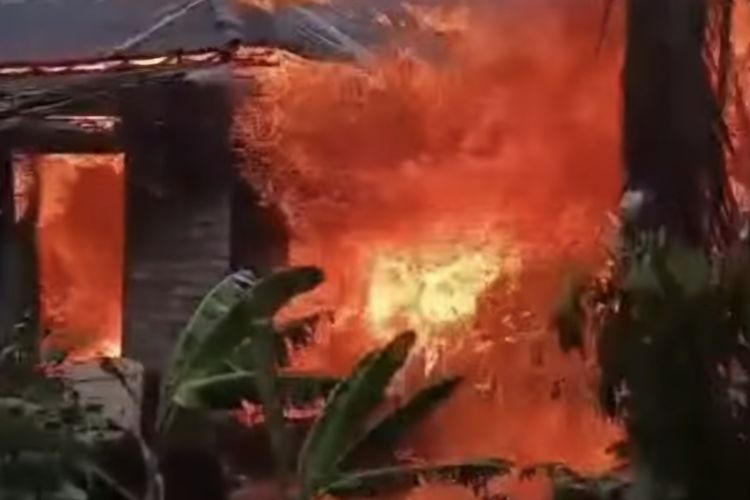 Karhutla di Banjar Kalsel Merembet ke Rumah Warga, Angin Kencang Hambat Upaya Pemadaman