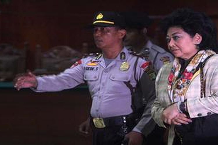 Anggota Dewan Pembina Partai Demokrat nonaktif, Siti Hartati Murdaya, di vonis penjara dua tahun delapan bulan dan denda Rp150 juta subsider kurungan 3 bulan di Pengadilan Tindak Pidana Korupsi (Tipikor), Jakarta, Senin (4/2/2013). Majelis hakim Tipikor menilai Siti Hartati Murdaya, terbukti bersalah karena telah menyuap bekas Bupati Buol, Sulawesi Tengah, Amran Batalipu.
