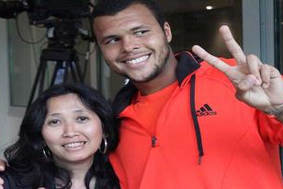 Kontributor Kompas.com Dini Massabuau (kiri) dan Jo-Wilfried Tsonga, usai konferensi pers di Roland Garros, Rabu (26/5/10).