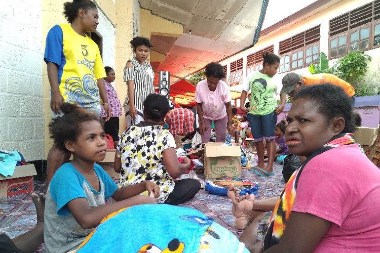 Masyarakat di Kampung Ayapo, Distrik Sentani Timur, Kabupaten Jayapura, Papua, yang sedang mengungsi di Gereja GKI Elim Ayapo. Kampung mereka terendam air Danau Sentani yang meluap hingga 2 meter 