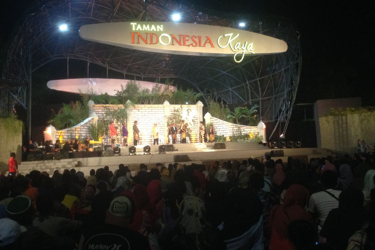 Pentas budaya di Taman Indonesia Kaya di Semarang, Jawa Tengah, Sabtu (26/10/2018) malam.