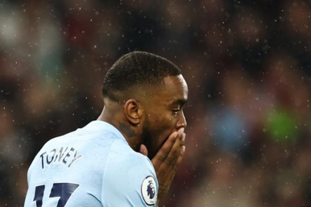 Reaksi Ivan Toney dalam pertandingan Liga Inggris antara Manchester United vs Brentford di Old Trafford pada 5 April 2023. Terkini, Ivan Toney dihukum larangan delapan bulan dalam aktivitas sepak bola. Ia dianggap telah kecanduan judi. (Foto olehDARREN STAPLES / AFP).