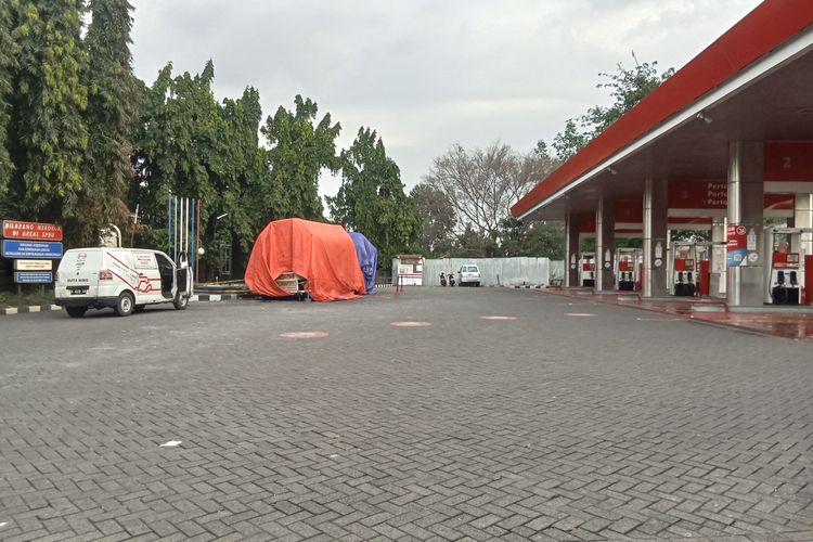 SPBU di Jalan Kemanggisan Raya, Palmerah, Jakarta Barat masih tutup usai insiden kebakaran truk tangki BBM, Senin (13/10/2025)