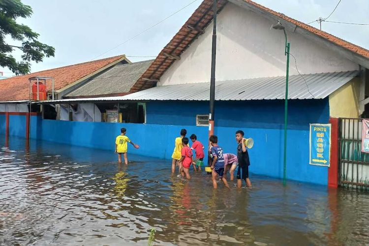 Banjir masih terjadi di Genuk, Kota Semarang. Senin (2/1/2023)