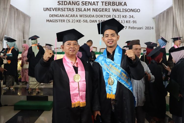 Muhammad Nabih dan ayahnya diwisuda bersama di UIN Walisongo Semarang, Jawa Tengah. 