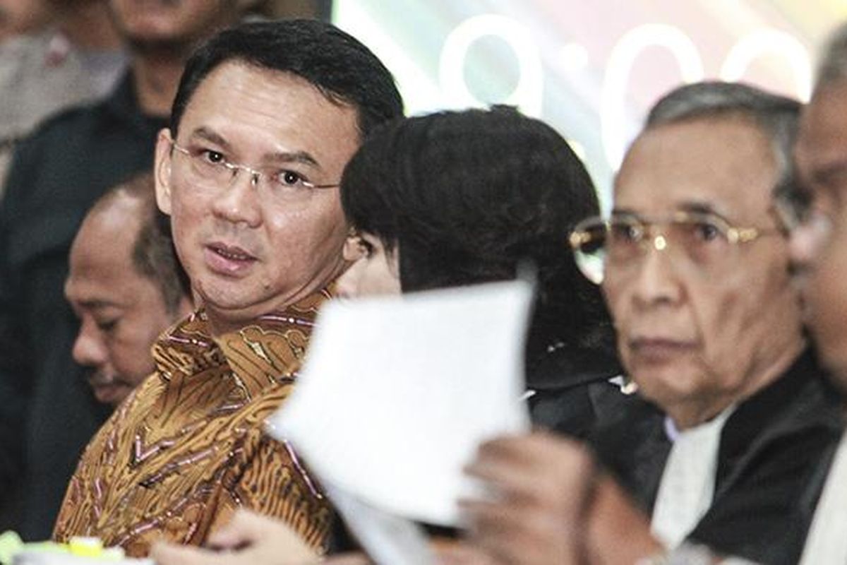 Gubernur DKI Jakarta nonaktif Basuki Tjahaja Purnama alias Ahok berbincang dengan kuasa hukumnya saat menjalani sidang lanjutan kasus dugaan penodaan agama di Auditorium Kementerian Pertanian, Jakarta, Selasa (24/1/2017). Sidang ketujuh tersebut masih mengagendakan mendengarkan keterangan lima saksi dari pihak Jaksa Penuntut Umum.