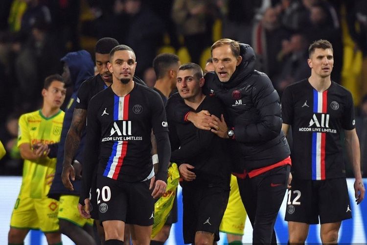 Pelatih Jerman Paris Saint-Germain Thomas Tuchel,merayakan dengan pemain tengah Paris Saint-Germain Italia Marco Verratti di akhir pertandingan sepakbola L1 Prancis antara Nantes (FCNA) dan Paris Saint-Germain (PSG) pada 4 Februari, 2020 di stadion La Baujeoire di Nantes, Prancis barat.