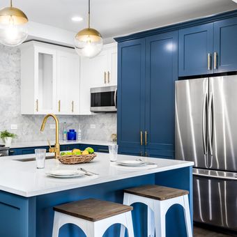 Ilustrasi kitchen set warna biru tua.
