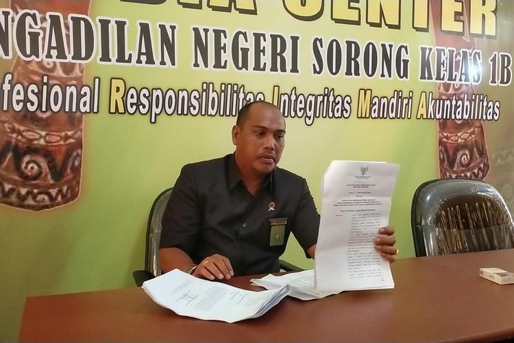 Humas Pengadilan Negeri Sorong Menyampaikan Rilis Pemindahan 6 Tersangka Kisor ke PN Makasar