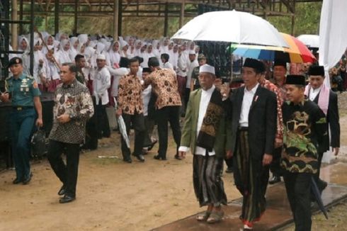 Kenakan Sarung dan Peci, Jokowi Kunjungi Air Mancur Sri Baduga