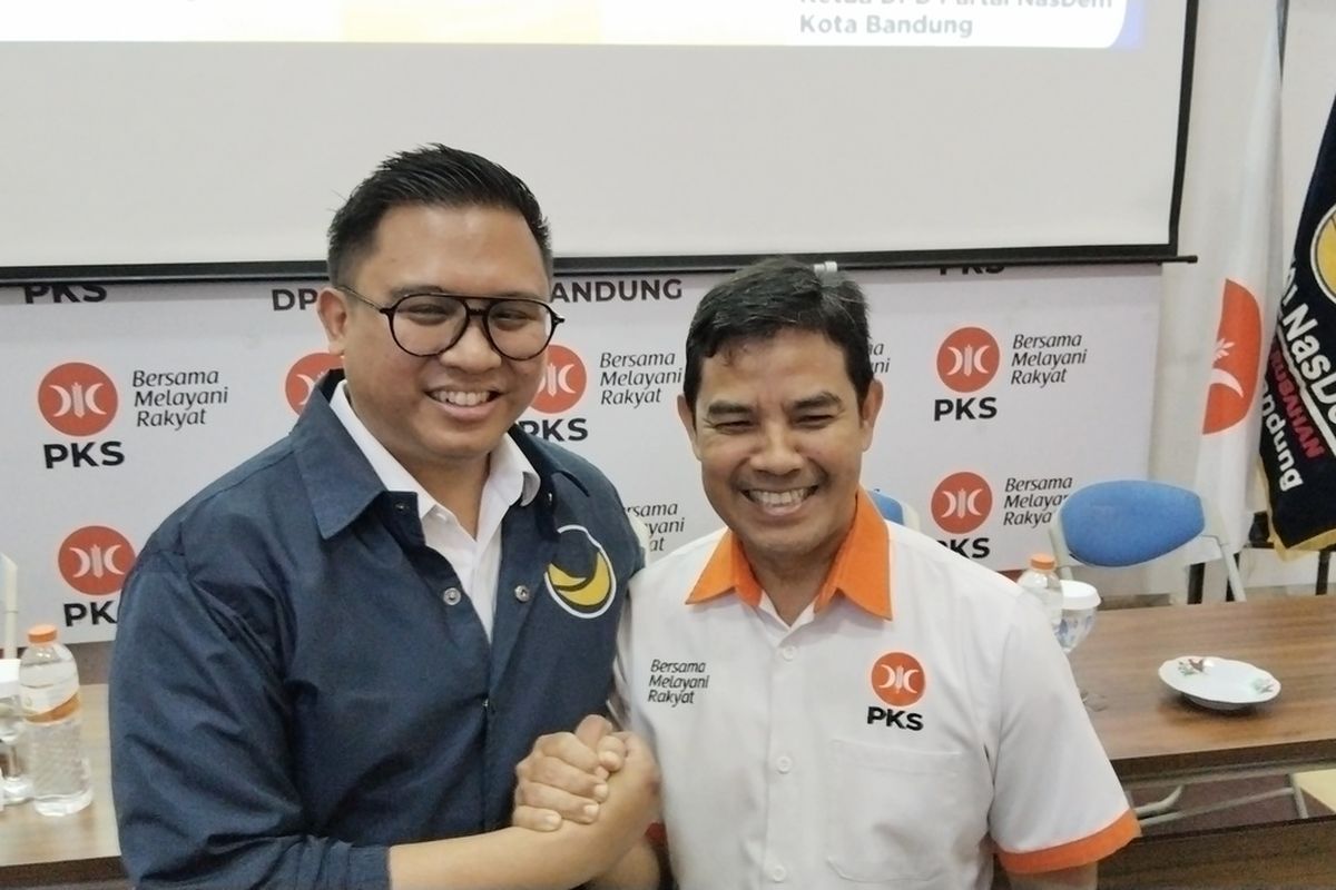 Ketua DPD PKS Kota Bandung Ahmad Rahmat Purnama (kanan) bersama Ketua DPD Partai Nasdem Kota Bandung Rendiana Awangga (kiri)