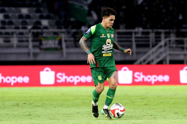 Pemain Persebaya Surabaya Gali Freitas menggiring bola saat laga pekan ke-6 Super League 2025-2026 melawan Semen Padang yang berakhir dengan skor 1-0 di Stadion Gelora Bung Tomo Surabaya, Jawa Timur, Jumat (19/9/2025) malam.