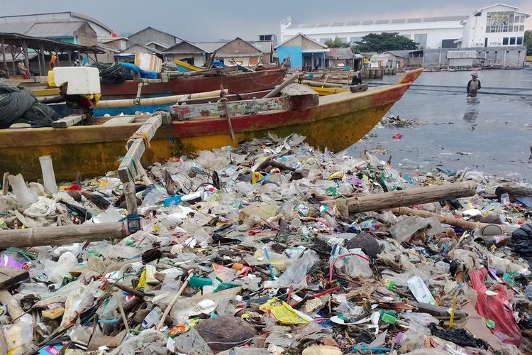 Kondisi Pantai Sukaraja, Bandar Lampung yang penuh sampah, Minggu (9/7/2023).