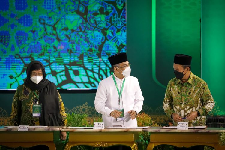 Menteri Kelautan dan Perikanan (KP) Sakti Wahyu Trenggono saat menandatangani nota kesepahaman (MoU) bersama Ketua Umum Pengurus Besar (PB) Nahdlatul Ulama (NU) Yahya Cholil Staquf dalam acara Pengukuhan PBNU Masa Khidmat 2022-2027 di Gedung Dome, Kota Balikpapan, Kalimantan Timur (Kaltim), Senin (31/1/2022).