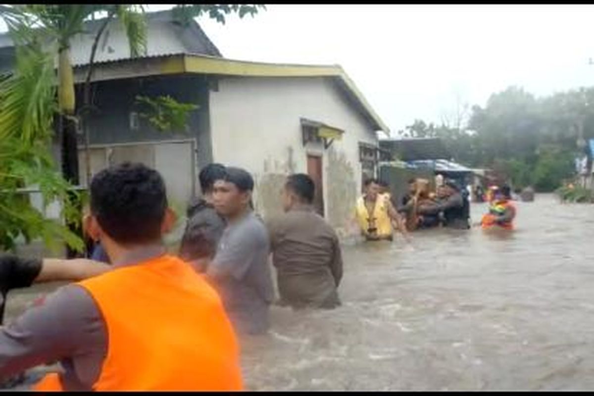 Empat kecamatan di Kota Parepare terendam banjir, tim SAR evakuasi ratusan warga yang terjebak.