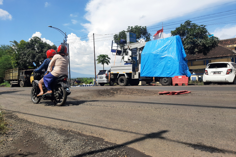 Kondisi jalan Gatot Subroto, Lumajang, Jawa Timur, yang rusak parah hingga timbulkan gundukan, Minggu (3/4/2022).