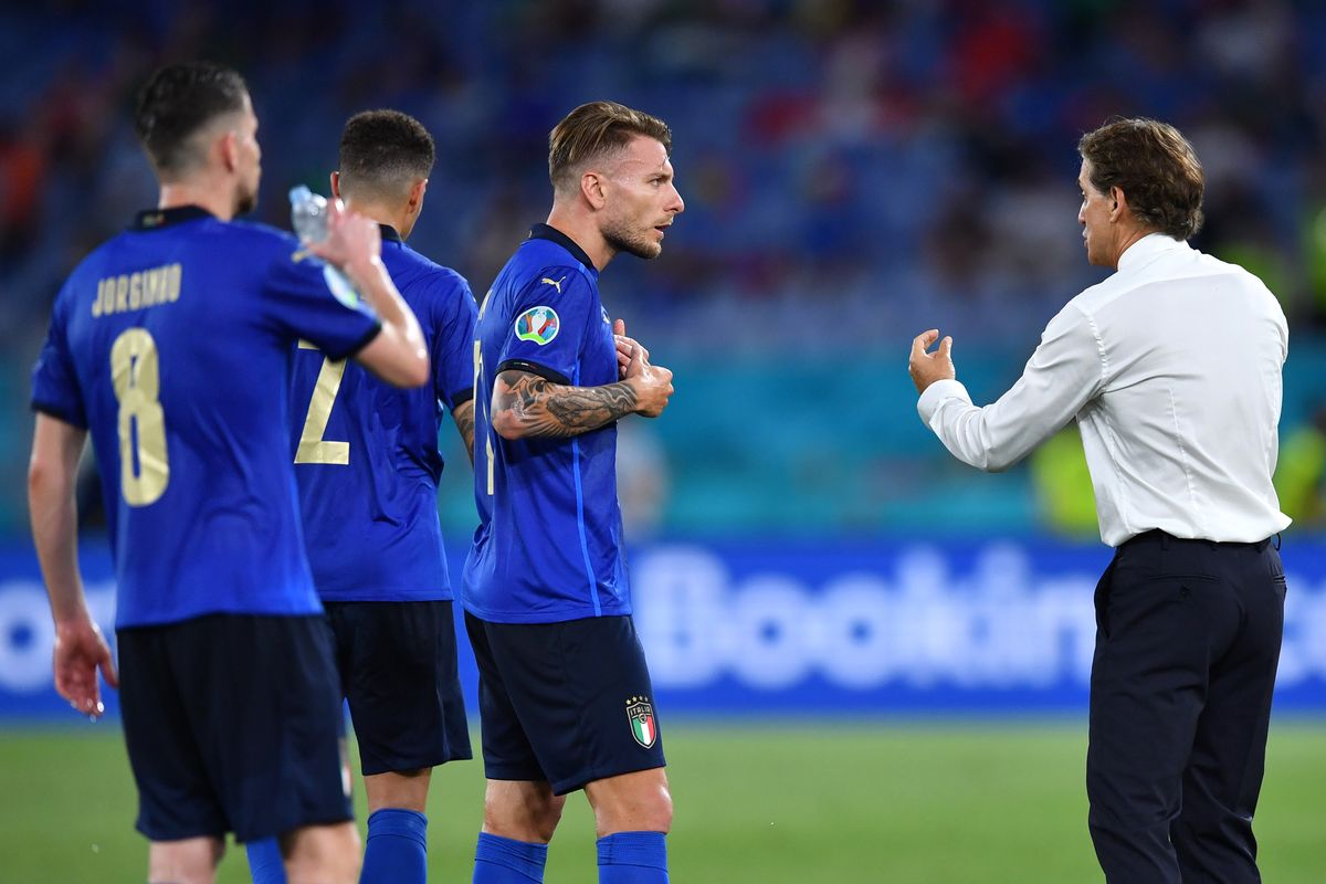 ROMA, ITALIA - 16 JUNI: Pelatih timnas Italia, Roberto Mancini, berbicara dengan Ciro Immobile dalam laga Grup A Euro 2020 melawan Swiss di Stadion Olimpico pada 16 Juni 2021.