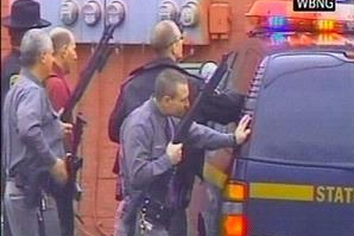 Polisi mengepung American Civic Association di Binghamton yang menjadi lokasi penyanderaan