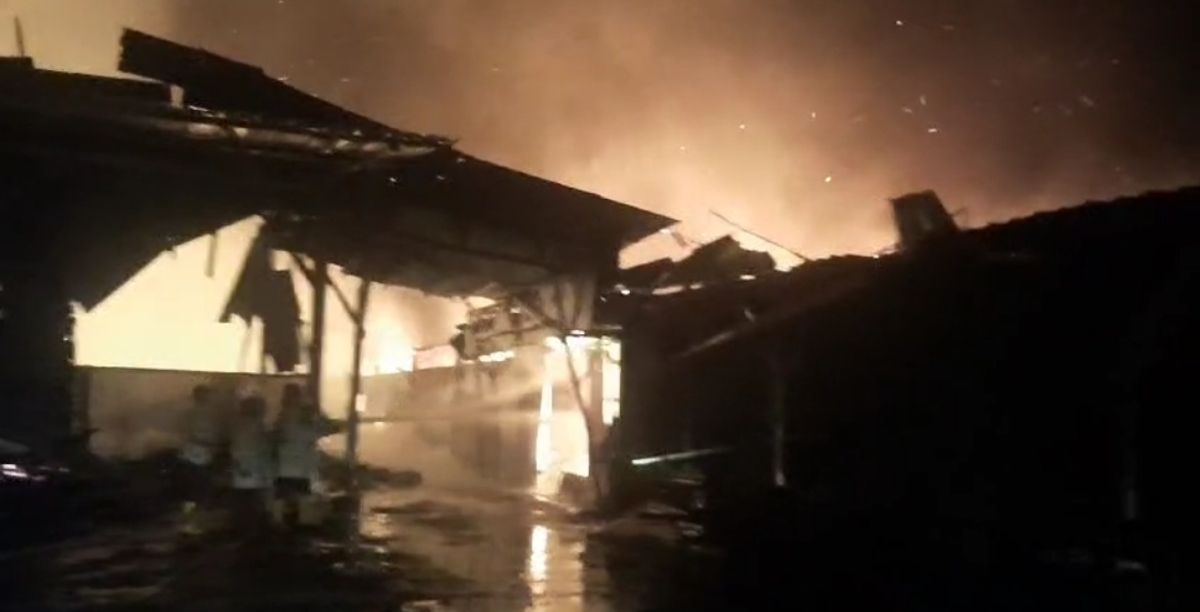 Pabrik Rotan di Cirebon Terbakar Hebat, Terlihat Kepulan Asap Membubung Tinggi